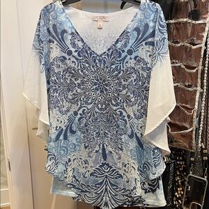 Chic Blue and White Patterned Blouse
